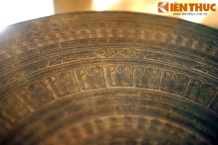 Vòng tròn thứ 10 tính từ tâm trống ra ngoài có hình các con giao long xoay ngược chiều kim đồng hồ.