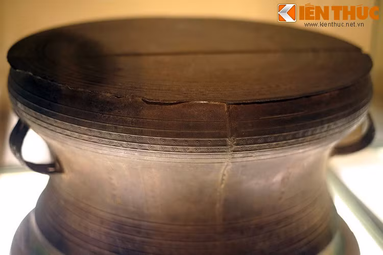 Ở Việt Nam, trống đồng loại IV phát hiện được nhiều ở các địa phương miền núi phía Bắc như Hà Giang, Tuyên Quang, Cao Bằng, Bắc Kạn, Điện Biên, Lai Châu, Sơn La, có mối liên hệ với xã hội người Giáy, người Dao, người Pu Péo, người Mường, người Thái, người Thổ, nhưng phong phú hơn cả là ở người Lô Lô.