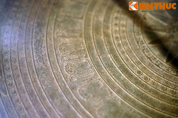 Họa tiết trang trí trong các vòng khá nhiều, gồm hoa văn răng lược, hình các vòng tròn lồng vào nhau và các dạng hình học khác.