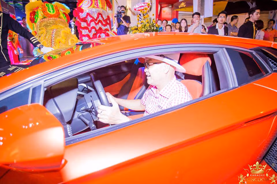 Được biết, chiếc siêu xe "hàng độc" Lamborghini Aventador màu cam trong garage doanh nhân Cao Hoài Trung là một trong những chiếc Lamborghini Aventador đầu tiên được đưa về thị trường Việt Nam.