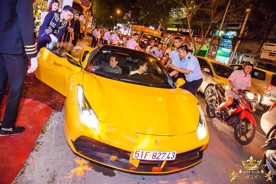 Tham dự một sự kiện tại Sài Gòn của một người bạn, đại gia trẻ Phanh Thành đích thân cầm lái chiếc siêu xe hàng khủng Ferrari 488 GTB màu vàng rực tới chung vui. Ngoài anh ra còn có sự xuất hiện của hai cái tên chơi xe khét tiếng khác ở TP HCM là Trung Cao và Minh Nhựa.