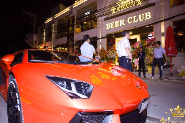 Theo nhiều "dân chơi siêu xe" cho biết, chiếc Lamborghini Aventador màu cam về nước hồi giữa năm 2012 và từng xuất hiện trong MV của ca sỹ Tuấn Hưng cũng như một số sự kiện đình đám thời đó thuộc quyền sở hữu của đại gia thiết bị y tế này.