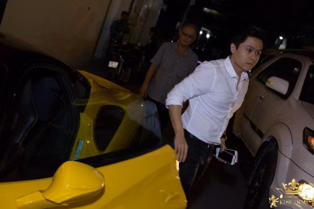 Trước đó, người em trai của Phan Thành cũng sở hữu một chiếc siêu xe Ferrari 488 GTB màu vàng tương tư như của anh. Được biết, chiếc siêu ngựa của em trai vị đại gia trẻ dược tậu nhân dịp ngày tốt nghiệp đại học.