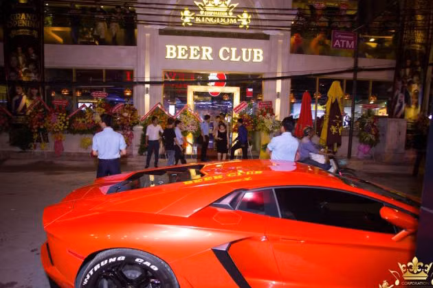 Ngoài chiếc siêu xe Aventado màu cam ấn tượng, đại gia Hoài Trung còn sở hữu cho mình 7 chiếc xế hộp họ nhà Rolls Royce, Lamborghini, Ferrari… và 15 chiếc môtô các loại, trong đó cũng có sự xuất hiện của những chiếc xe đạp "độc".