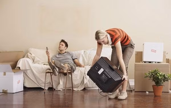 Chăm sóc chồng quá kỹ đôi khi cũng là một sai lầm của vợ khiến chồng ngoại tình. Việc bạn chăm sóc chồng mình kỹ càng từ miếng ăn, giấc ngủ, thay chồng lo toan mọi việc của gia đình sẽ khiến chồng không còn nhận thức được trách nhiệm của bạn thân với vợ con, gia đình.