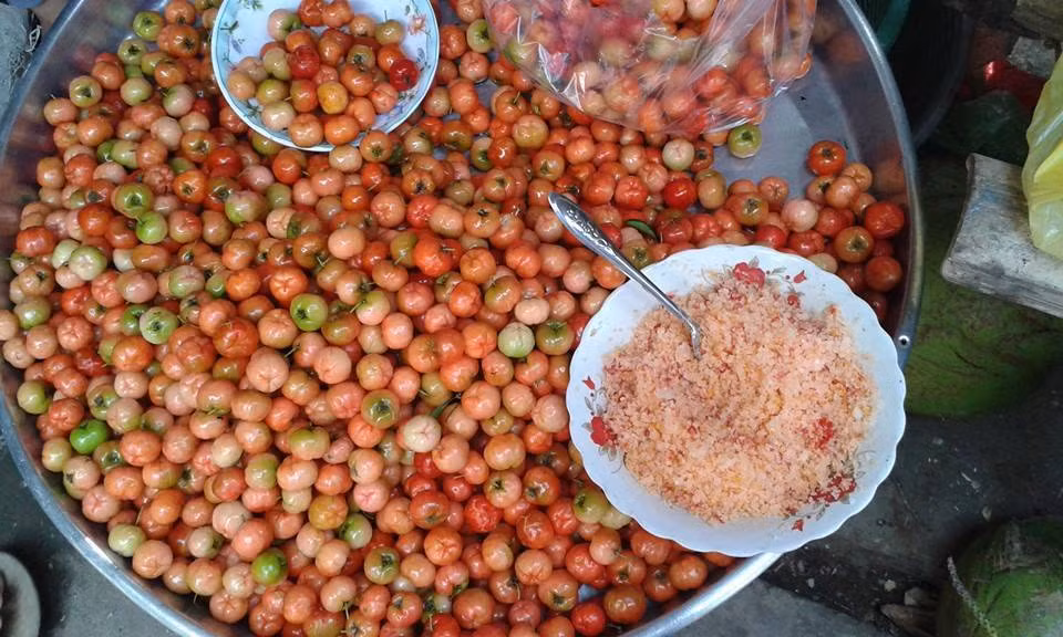 Qủa sơ ri dầm muối ớt. Đây là loại trái cây dầm muối ớt được yêu thích ở miền Nam.