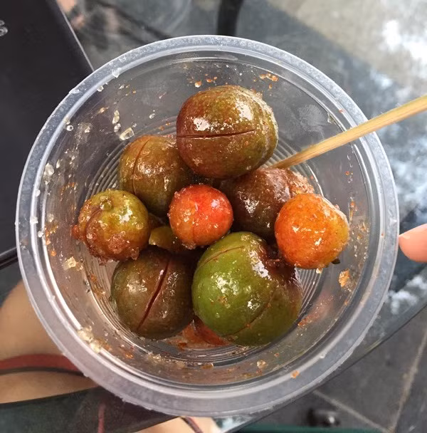 Mận cơm dầm muối ớt.