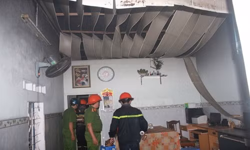 Chap dien gay chay nha o Binh Dinh, khu dan cu hoang loan