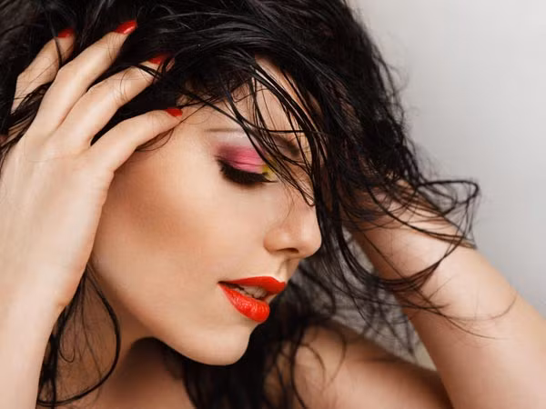 Chữa gàu, giảm bã nhờn trên đầu nhờ gừng: Bạn có thể xay gừng ra lấy nước sau đó xoa bóp lên tóc và da dầu đều đặn 2 lần/ ngày.