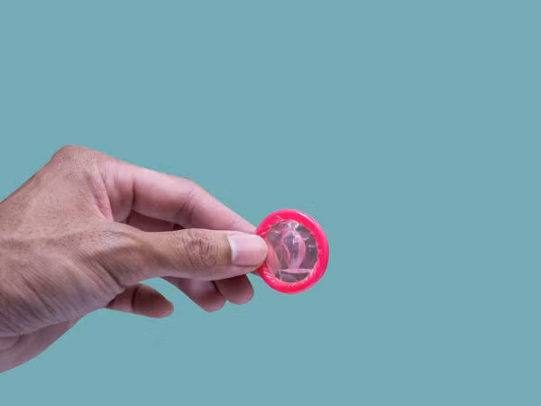 Nếu sau khi sử dụng bao cao su vùng kín của bạn xuất hiện dấu hiệu ngứa rát, đỏ da, mẩn ngứa và mụn nước chắc chắn là dấu hiệu cảnh báo bạn đang bị dị ứng bao cao su.