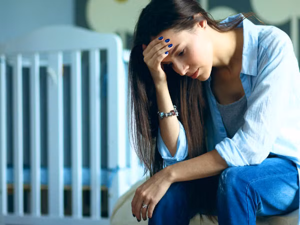 Lưu ý khi bạn bị dị ứng bao cao su không nên gãi vì nó có thể khiến tình trạng ngứa rát khó chịu hơn.