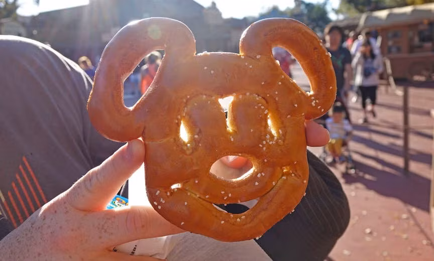 Món bánh quy mặn hình mặt chuột Mickey giòn tan ngon miệng cũng chỉ có thể mua được ở Disneyland.