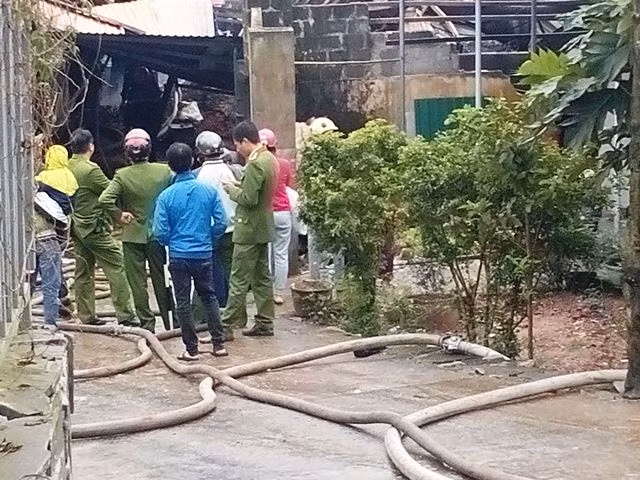 Chay co so san xuat huong tram, 2 anh em bi thuong nang