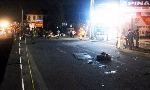 Xe khach tong 6 xe dung den do, 2 chau be tu vong