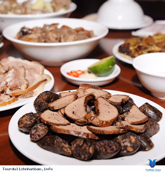 Thịt chó giàu chất đạm nhưng lại có tính nhiệt vì thế khi ăn quá nhiều thịt chó dễ gây nóng, khó tiêu, chướng bụng.