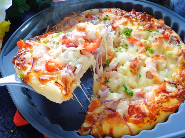 Pizza bánh chưng cũng là một biến tấu mới lạ từ bánh chưng thừa cho bạn.
