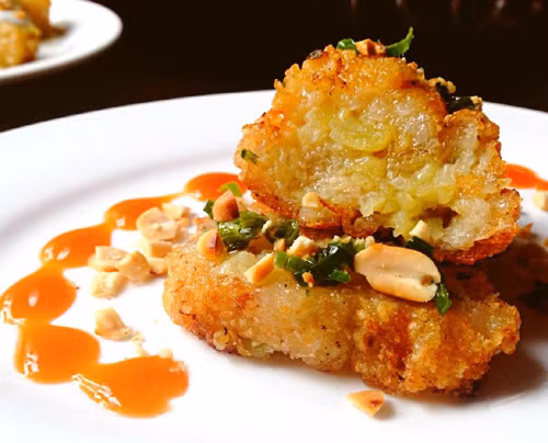 Món đầu tiên chúng tôi muốn giới thiệu là bánh chưng kẹp khoai tây chiên mỡ hành.