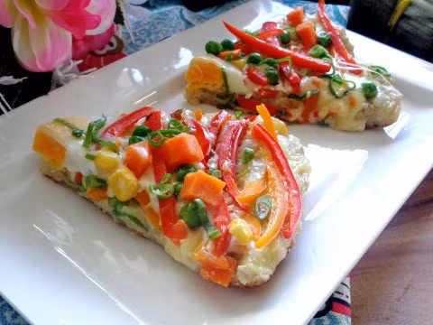 Món ăn này được chế biến đơn giản, hương vị lạ thơm ngon rất hấp dẫn. Pizza bánh chưng đang là món ăn được các bạn trẻ yêu thích sau Tết năm nay.