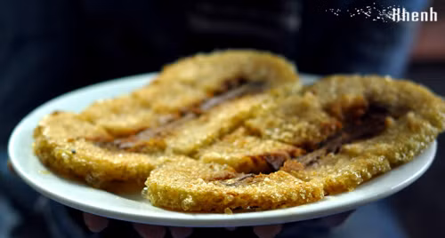 Bánh chưng rán giòn chấm tương là món ngon quen thuộc dễ làm bạn có thể tự tay chế biến bất cứ lúc nào.