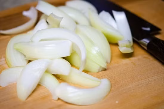 Riêng với củ hành tây: Nếu bạn định làm món xà nên thái hành tây dọc theo củ hành thành những miếng có hình nửa vòng tròn và có độ rộng.