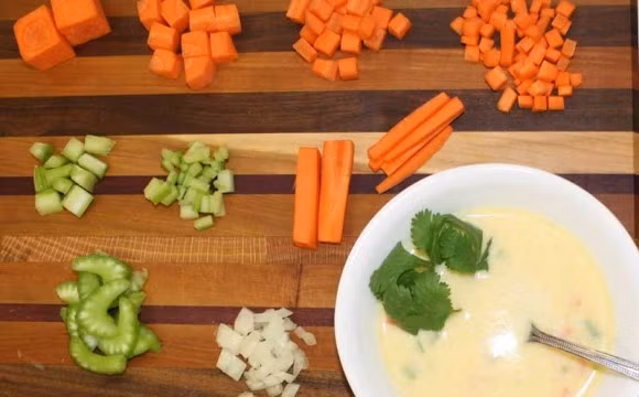Nấu món súp hoặc nấu cháo bạn hãy cắt rau củ thành hình hạt lựu với kích thước lớn hơn một chút cỡ 3x3x3mm.