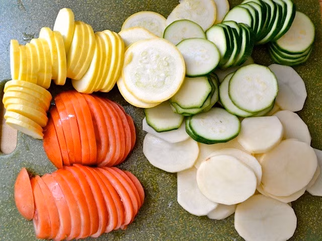 Món rau củ xào hoặc rau củ chiên giòn cần thái thành dạng lát mỏng vửa đủ.