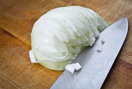 Còn hành tây để để làm món gà xé phay, cần thái hành tây thành những lát thật mỏngđể vị hành tây không bị quá hăng và cay. Nguồn ảnh: Kokotaru, Vào bếp mỗi ngày.