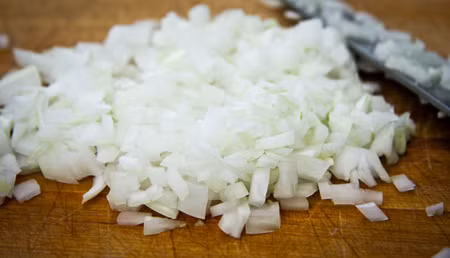 Nếu thái hành tây cho món pizza, thì cần thái hành tây thật nhỏ và nhuyễn.
