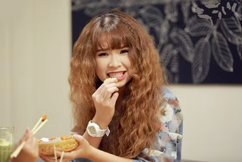 Khởi My lại vô cùng dễ thương với kiểu tóc này.