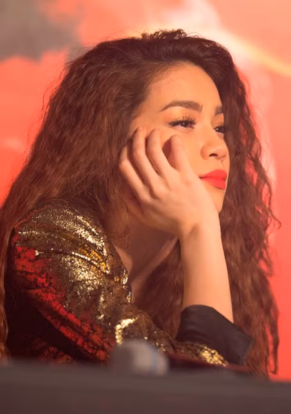 Kiểu tóc xoăn lạ hoài cổ không khiến Hà già đi mà lại giúp cô có vẻ đẹp lạ.