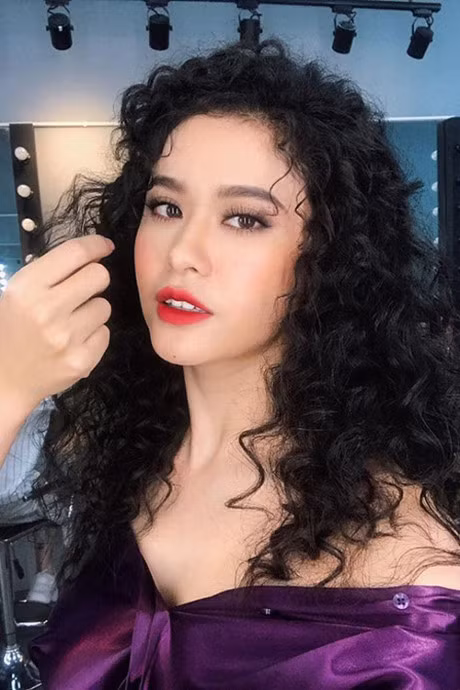 Trương Quỳnh Anh lại đột nhiên đẹp lạ khi để tóc xoăn xù mì cả đầu.