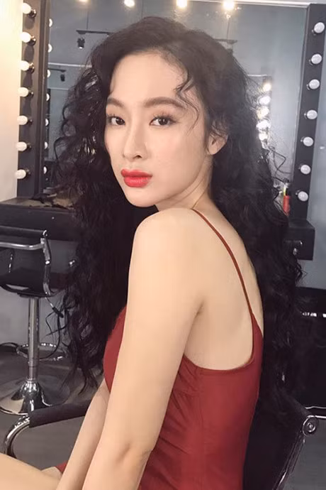 Kiểu tóc giúp Phương Trinh biến hóa rất đa dạng.