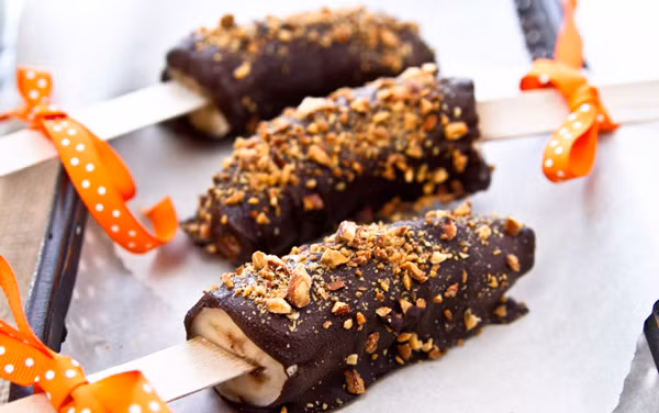 Trái cây phủ socola là một món ngon tuyệt vời để cùng chàng thưởng thức khi đi dã ngoại ngày Valentine.