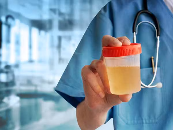 Nếu bạn đột nhiên đi tiểu ra máu hoặc xuất hiện những cục máu đông trong nước tiểu việc đầu tiên cần làm là tới bệnh viện thăm khám và điều trị kịp thời.