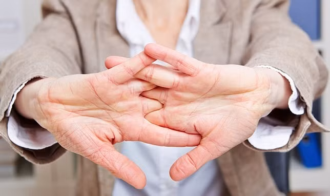 Một tác động xấu khác có thể xảy ra nếu bạn thường xuyên bẻ ngón tay như một thói quen đó là khiến bạn bị trật khớp.