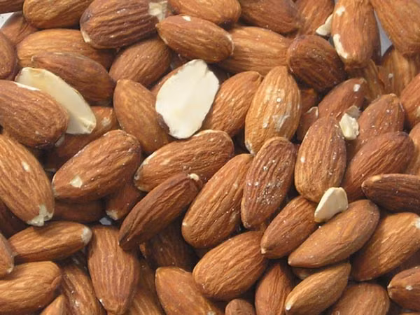 Lớp vỏ của hạt hạnh nhân chính là lớp bảo vệ phần thịt bên trong. Lớp vỏ này có rất nhiều tanin, chính vì thế ngâm hạnh nhân vào nước trước khi ăn sẽ giúp cho vỏ hạt bong ra và giúp cơ thể bạn tiêu hóa các chất dinh dưỡng trong hạt tốt hơn.