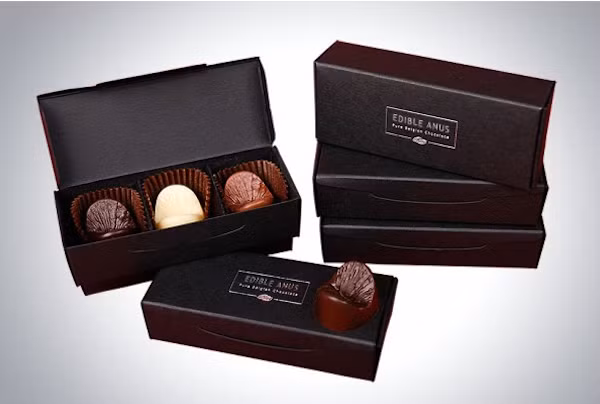 Những viên socola được thiết kế tạo hình như vùng hậu môn của con người. Nó được làm từ socola đen, socola trăng và socola sữa.