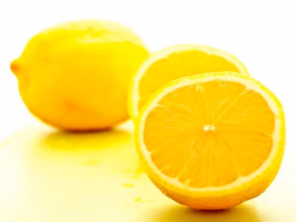 Chanh: Trong quả chanh thì chứa nhiều chất chống oxy hóa, vitamin C giúp chống dị ứng cho cơ thể.