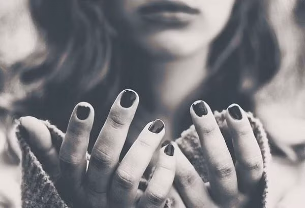 Ai cũng có lúc phải trải qua những đau khổ thậm chí có lúc tưởng chừng không thể vượt qua nổi. Những nếu bạn cứ chìm đắm trong nỗi đau của mình thì sẽ không bao giờ mở lòng được với những điều tuyệt đẹp xung quanh và sống một cuộc sống trọn vẹn đích thực.