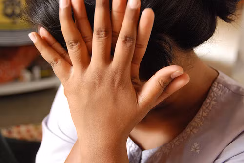 Xấu hổ và thường không dám thể hiện bạn thân, đón nhận những điều mới mẻ sẽ làm cuộc sống của bạn trở nên nhàm chán và vô cùng tẻ nhạt. Nguồn ảnh: Boldsky, Getty.