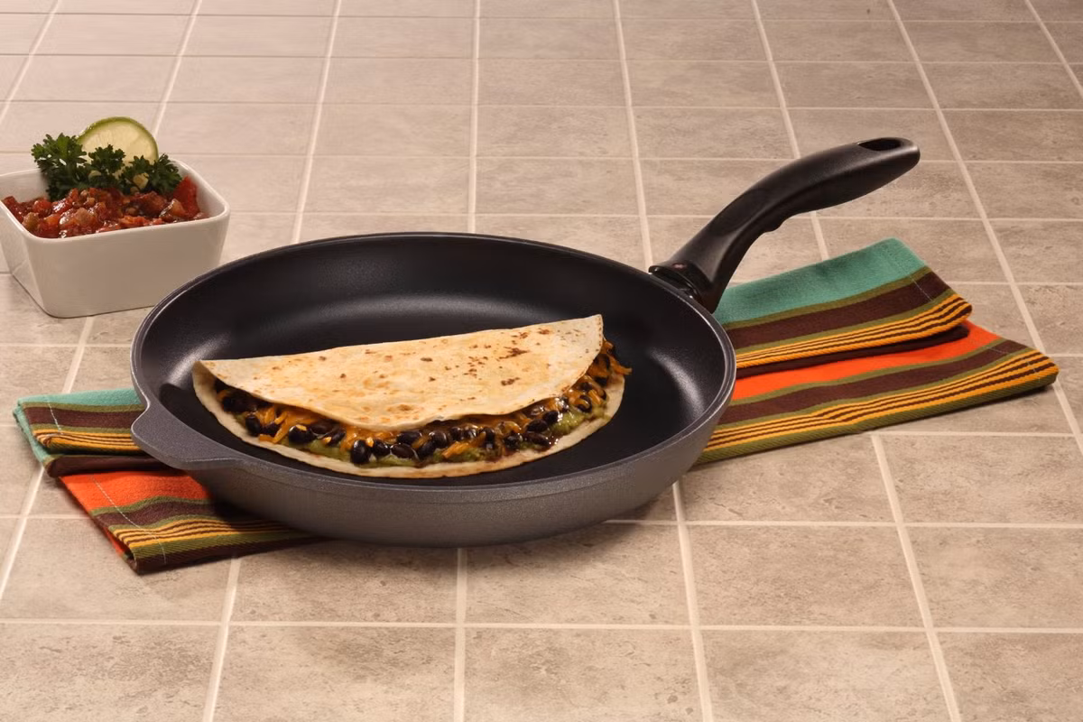 Loại axit này có thể khiến bạn dễ bị tăng cân, tăng nguy cơ bệnh vô sinh và ảnh hưởng sự phát triển nào ở trẻ em.