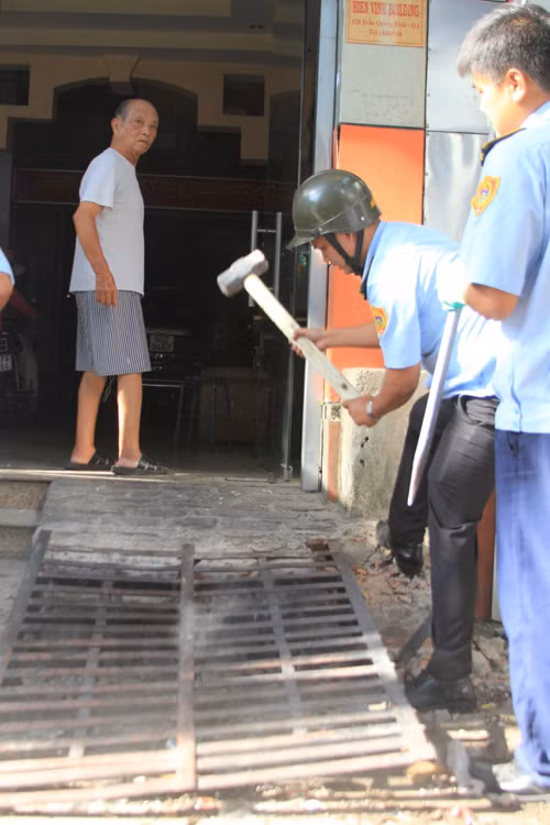 TP HCM: Lanh dao quan 1 truc tiep di “doi lai” via he-Hinh-4