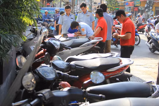 TP HCM: Lanh dao quan 1 truc tiep di “doi lai” via he-Hinh-5