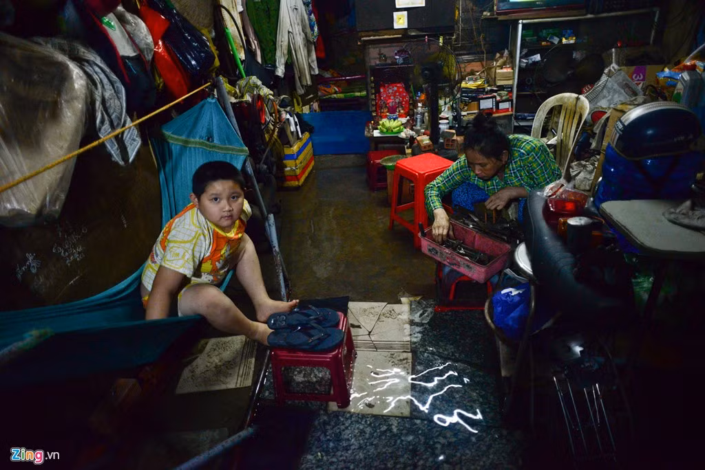 Bên trong nhà, gia đình chủ tiệm cũng chịu cảnh nước tràn vào, cuộc sống gặp không ít khó khăn.