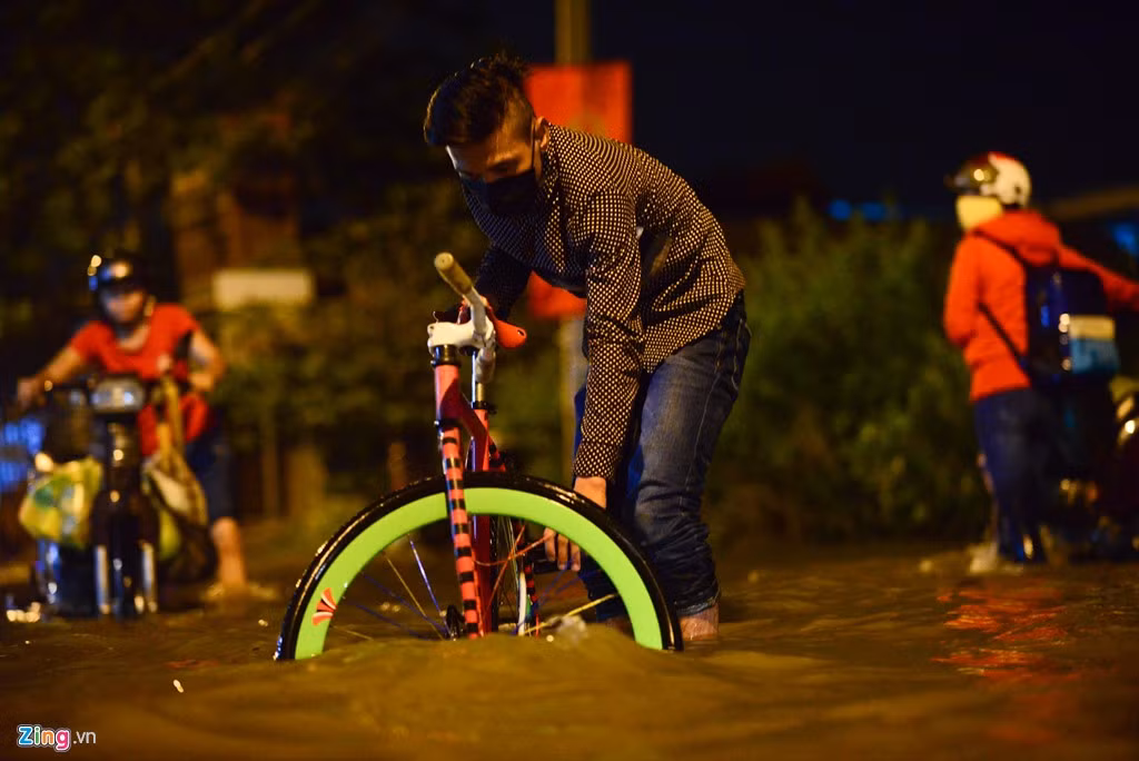 Theo Trung tâm khí tượng thủy văn khu vực Nam Bộ, mực nước đỉnh triều đo được tại trạm Nhà Bè vào lúc 17h ngày 11/2 là 1,48 m; trạm Phú An lúc 3h30 cùng ngày là 1,55 m (Báo động III). Mực nước cao nhất ngày trên các sông rạch tại TP.HCM ít biến đổi trong 1 -2 ngày đầu, sau đó xuống theo triều.