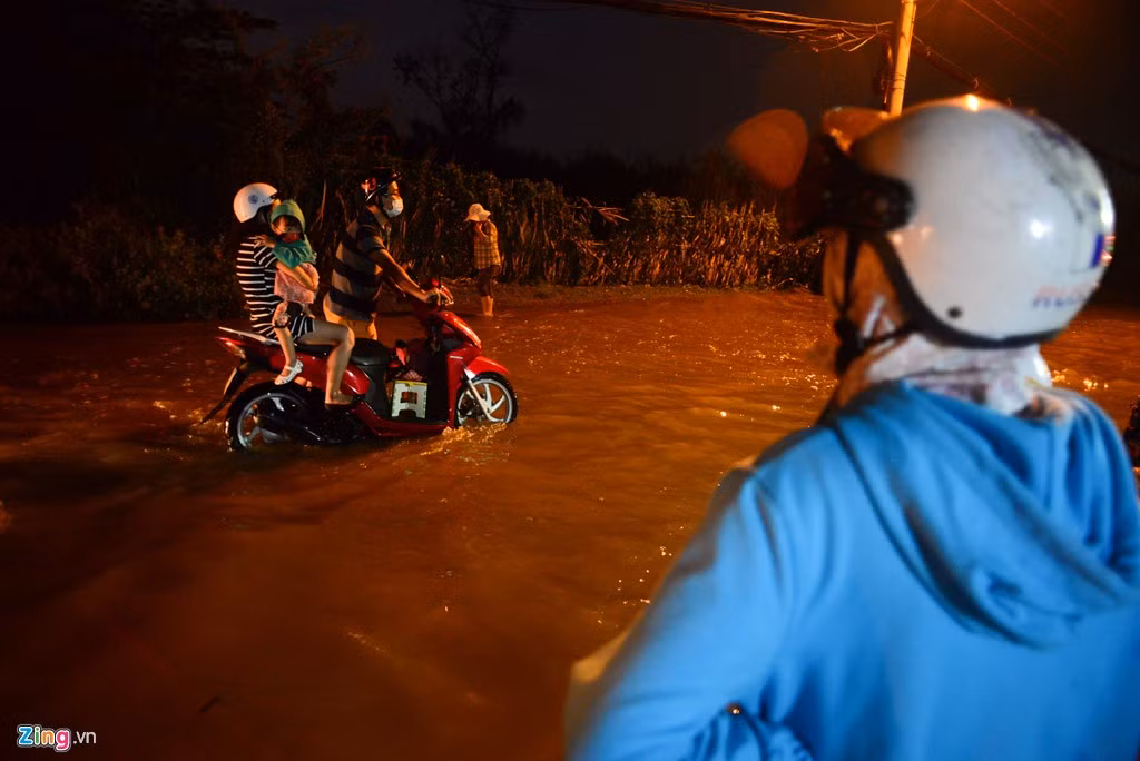 Sau khi Sài Gòn triều cường, tại đường Lê Văn Lương đi qua hai xã Phước Kiểng và Nhơn Đức, huyện Nhà Bè (TP.HCM) triều cường dâng cao từ 16h, nước ngập hơn nửa mét, nhiều xe chết máy phải dắt bộ.