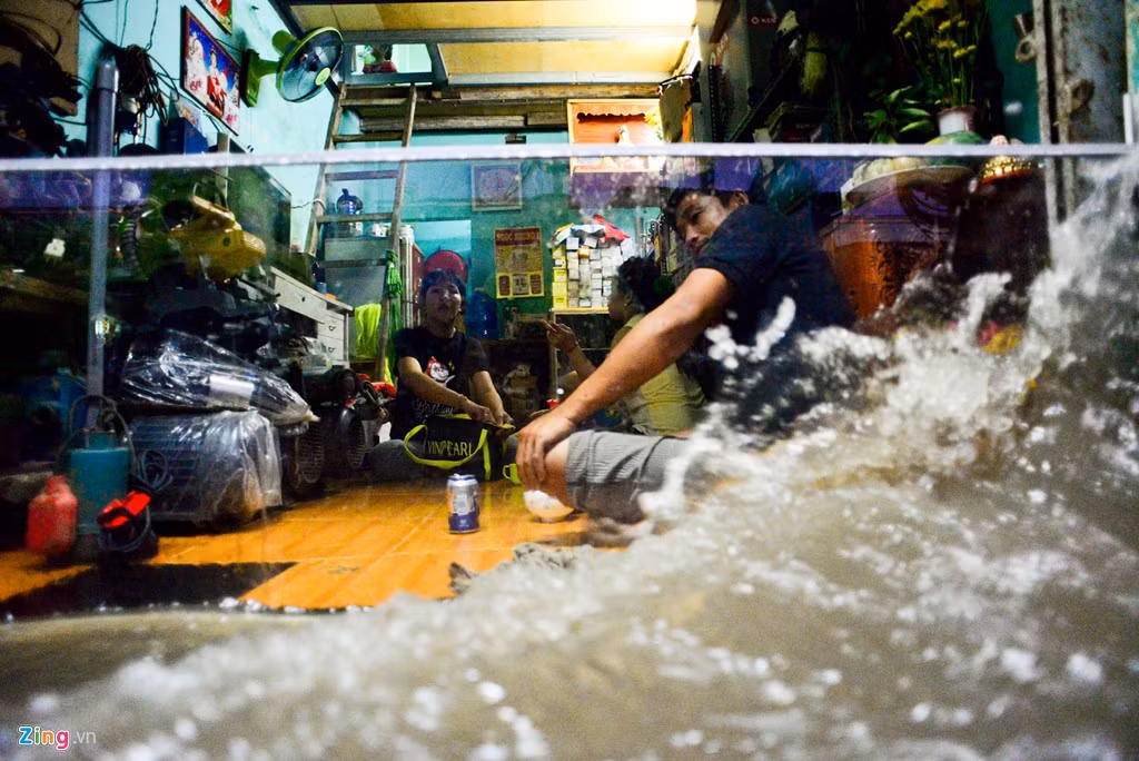 Để chống chọi, gia đình anh Nguyễn Tiến Thành đặt tấm kính cường lực dày 10 mm. Tuy nhiên, thỉnh thoảng người đi đường chạy xe tạo sóng đánh văng nước vào nhà. Riêng xe máy thì anh phải gửi nhà hàng xóm vì không dẫn vào được.