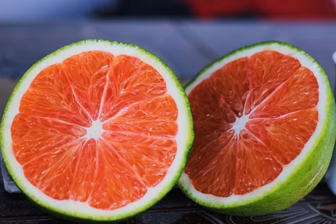 Cúng rằm bằng hoa quả độc lạ siêu đắt như thanh long vàng, cam ruột đỏ, sầu riêng ruột đỏ hay táo ruột đỏ.