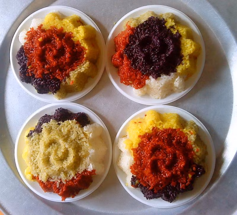 Cúng rằm bằng xôi nhiều màu được nhuộm bằng các loại lá cây thiên nhiên thay cho xôi gấc, xôi đỗ, xôi trắng truyền thống.