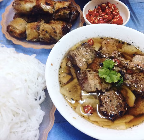 Cuối cùng trong danh sách này bạn không nên bỏ qua món bún chả truyền thống nổi tiếng. Nguồn ảnh: Món ngon Hà Nội, Lozi.